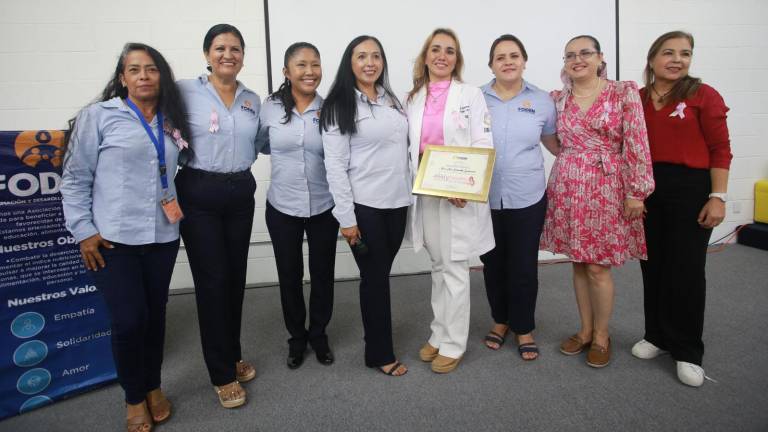 Integrantes de la Asociación de Formación y Desarrollo de la Niñez, A.C. (Foden), hacen entrega de un reconocimiento a la expositora, la ginecóloga Lilia Jeannette Guerrero.