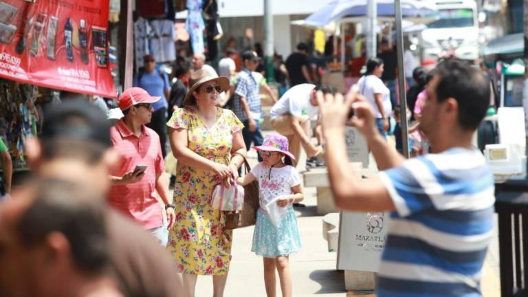 En el área de playa y las calles del centro de la ciudad se ven con turistas disfrutando de Mazatlán.
