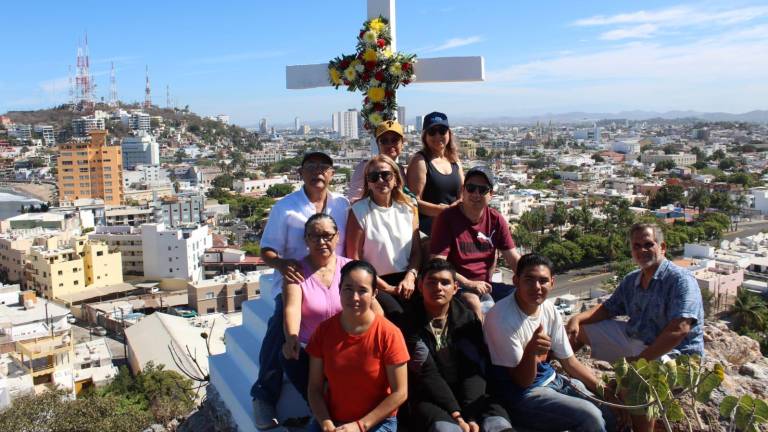 Vecinos del Cerro del Vigía se reunieron para festejar el Día de la Santa Cruz llevando una ofrenda floral.