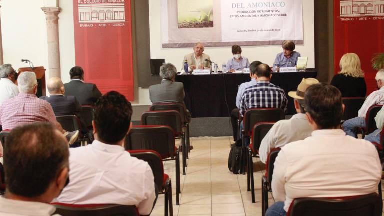 Federico Páez Osuna presentó su libro “La Paradoja del Amoniaco, producción de alimentos, crisis ambiental y amoniaco verde” en el Colegio de Sinaloa.