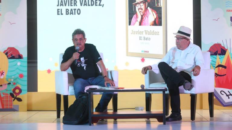 Ismael Bojórquez, autor del libro ‘Javier Valdez, el bato 1968-2017’, junto a Pedro Brito.