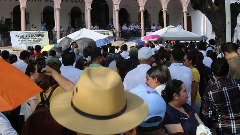 Manifestación del Suntuas administrativos y académicos en el Edificio Central de la UAS, en Culiacán.