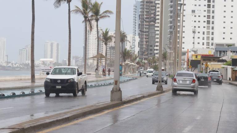 En el malecón de Mazatlán se notaron las precipitaciones de la mañana del Día de San Juan.