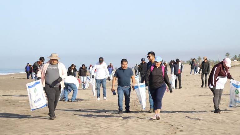 Ciudadanos y autoridades participaron en la limpieza de la playa El Caimanero, en Rosario.