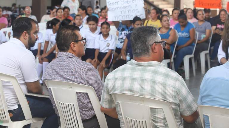 La comunidad escolar y autoridades se reunieron este lunes para ver el avance lento de la construcción de la primeria Sixto Osuna de Villa Unión.