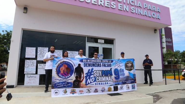 Protesta de padres de familia contra las denuncias falsas.