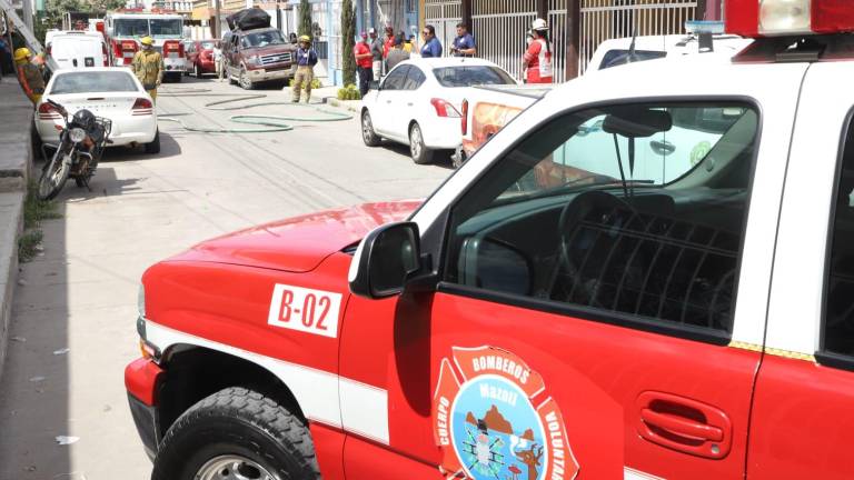 Bomberos acudieron a la calle Macario Gaxiola, donde se registró la supuesta explosión.