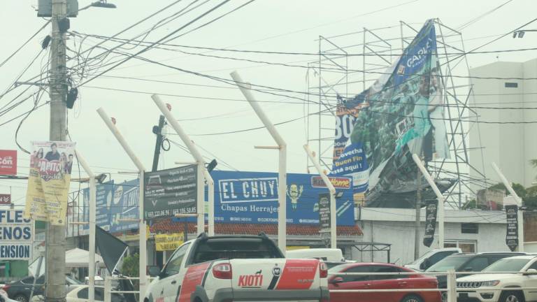 Tras las lluvias y vientos de la semana pasada, estructuras publicitarias resultaron dañadas.