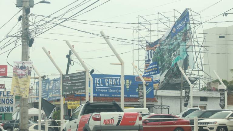 Tras las lluvias y vientos de la semana pasada, estructuras publicitarias resultaron dañadas.