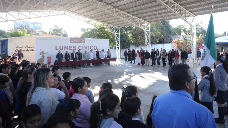 Lunes Cívico organizado por el Gobierno de Mazatlán en la Primaria Emiliano Zapata.