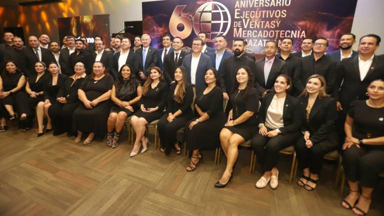Integrantes de la Asociación de Ejecutivos de Ventas y Mercadotecnia de Mazatlán se toman la fotografía de recuerdo en la celebración del 60 aniversario de fundación de la agrupación.