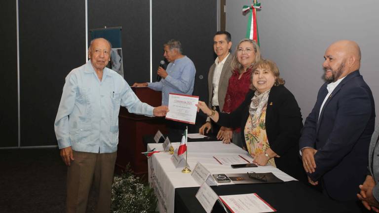 Raúl Raygoza Esparza recibe su constancia anual DPC 2024.