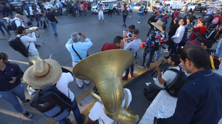 Tras más de cinco horas de protesta en la zona hotelera de Mazatlán, músicos mantienen plantón en el malecón