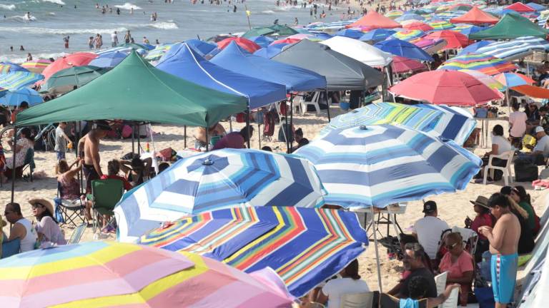 Miles de personas disfrutan de la playa en este Sábado de Gloria.