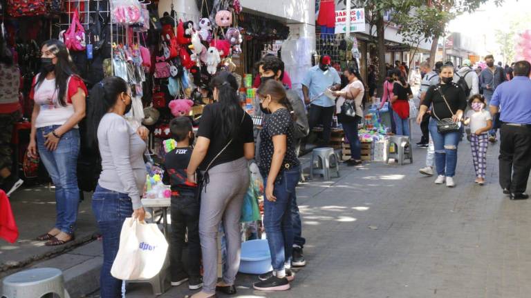 Los puestos ambulantes se incrementan en temporada decembrina en el Centro de Culiacán.