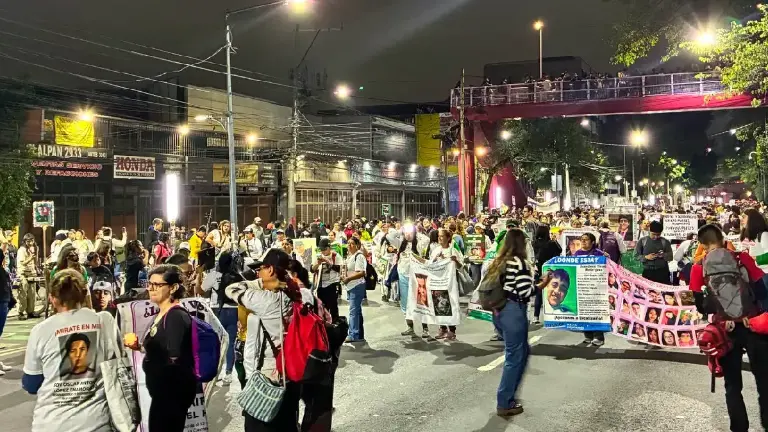 La protesta inició a la altura de la estación Registro Federal del Tren Ligero para continuar su trayecto rumbo al estadio Azteca.