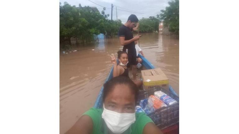 Por inundaciones, hasta en canoa llevan alimentos a damnificados en Agua Verde, Rosario