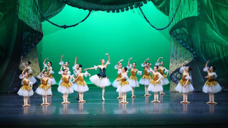 Se recrearon piezas musicales de Wolfgang Amadeus Mozart, 75 alumnas de todos los niveles del Programa Integral de Ballet del Instituto Sinaloense de Cultura.