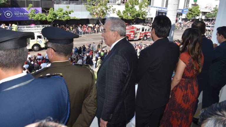 El Gobernador de Sinaloa Rubén Rocha Moya presencia el desfile por el aniversario de la Revolución Mexicana junto a otros funcionarios.