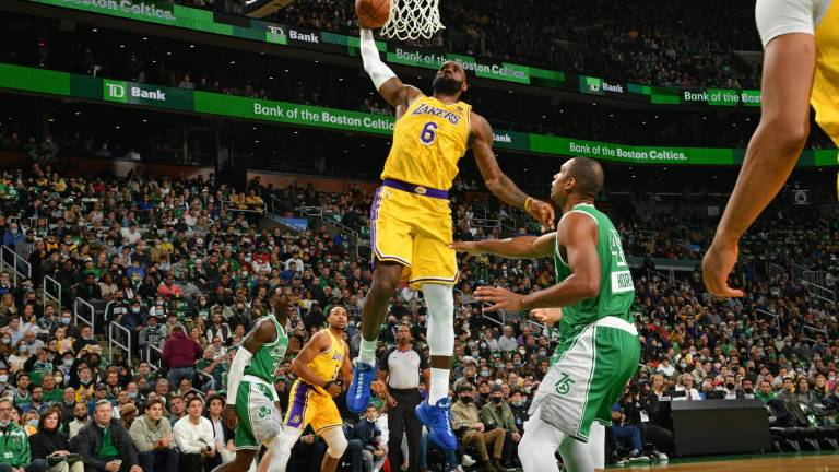 Regreso de LeBron James no es suficiente y Lakers cae ante Celtics