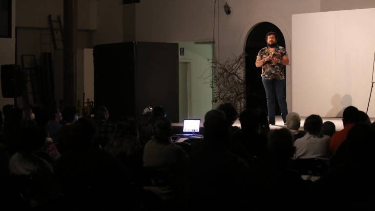 La puesta en escena ‘Entre Pavos y Guajolotes’, de Ernesto Trejo, se presentó en el Museo de Teatro.