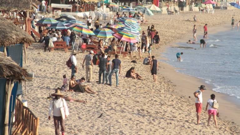 En los días previos a las vacaciones de Semana Santa, las playas de Mazatlán lucen con poca afluencia.