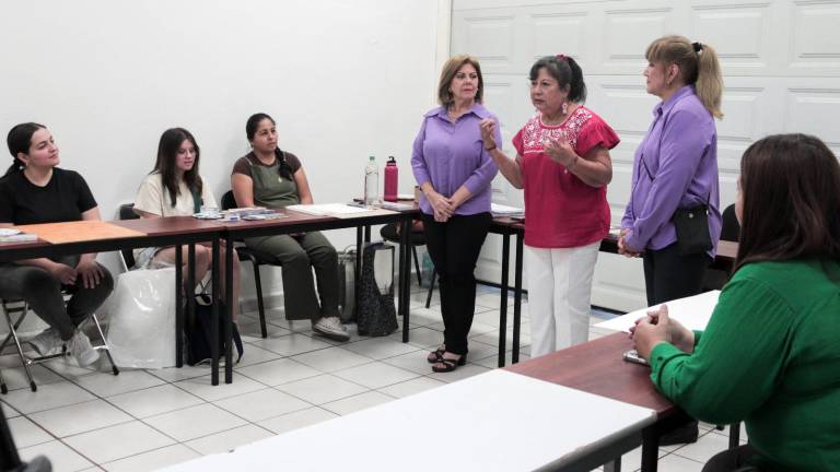 Las maestras Claudia Apodaca, Rosa Amelia Castro y Rebeca Rendón dan la bienvenida a los participantes.