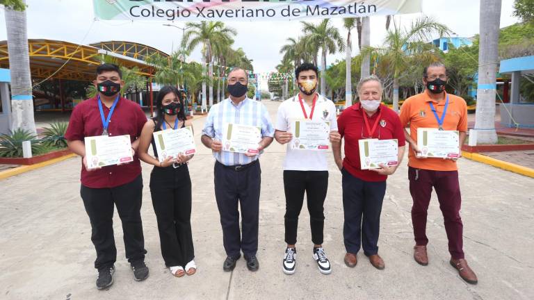 El director general del ICO, el Padre Gabriel Zavala Soria entre los alumnos ganadores y sus profesores asesores del 15 Concurso Latinoamericano de proyectos estudiantiles de Ciencia y Tecnología Emprendimiento.