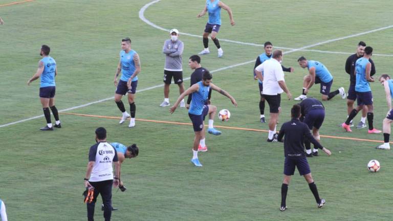 Los jugadores del Mazatlán FC entrenan en el Kraken ante la mirada de la afición.