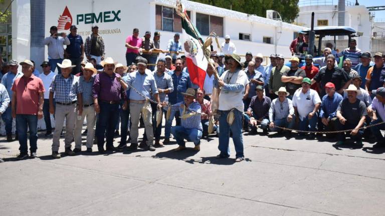 Con víveres, sillas, casas para acampar y música en la bocina, productores de Sinaloa mantienen tomadas las instalaciones de Pemex en Culiacán.