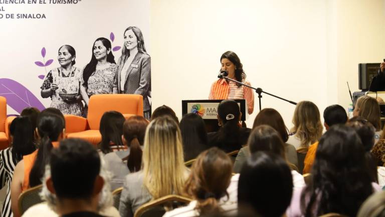 La Secretaria de las Mujeres de Sinaloa habló sobre el aumento de las llamadas de auxilio durante el Conversatorio “Ellas al frente: Impulso, Liderazgo y Resiliencia en el Turismo”.