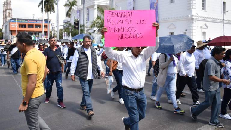 Decenas de vendedores de playa de Mazatlán protestan en Culiacán