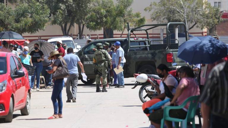 Ejército guarda el orden de la vacunación en primaria Ángela Peralta, en Mazatlán