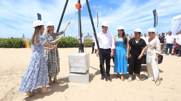 Directivos de Península Residences y secretarios de Turismo y Economía de Sinaloa colocan la primera piedra de Península Mazatlán Torre 200, en la zona de Cerritos de este puerto.