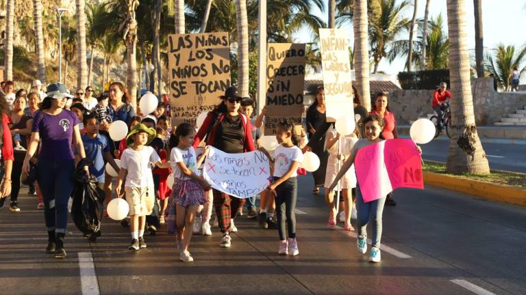 Colectivas hacen caminata para impulsar Ley de Protección a Menores