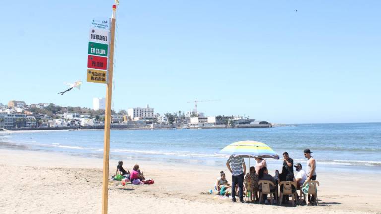 Alerta SSPM de viento fuerte en Mazatlán; suspende uso de inflables en la playa