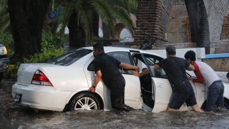 Una persona fallecida y vehículos atascados, el saldo de la lluvia en Culiacán
