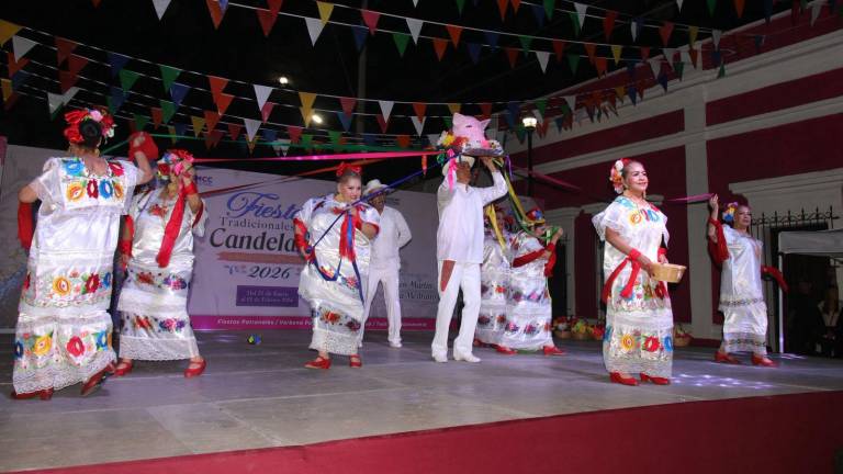 El Grupo Folklórico Humáyatl del Centro Cultural del IMSS, que dirige el maestro Mario Arellano, participa en el espectáculo.