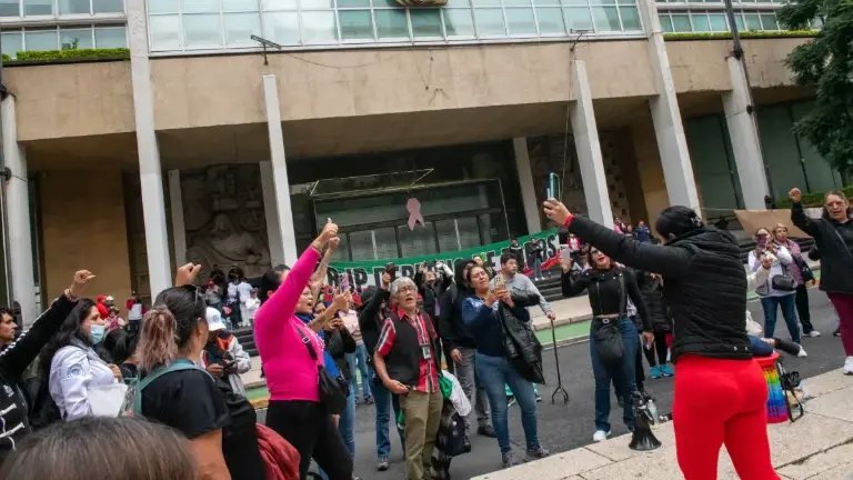 Trabajadores activos y jubilados del IMSS se han manifestado para rechazar el acuerdo salarial y exigir cambios en la representación sindical.