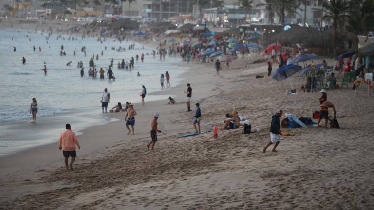 Reporta Policía Acuática que turistas nacionales no hacen caso de los banderines en las playas.