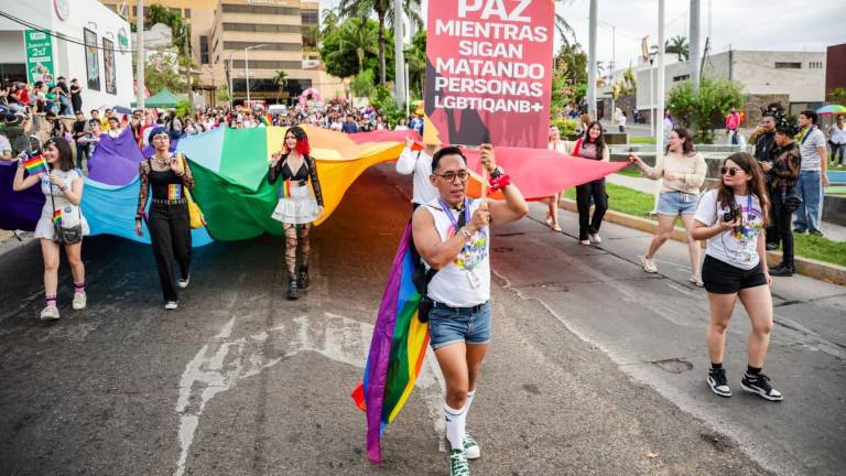 Miles de personas se sumaron a la décimo tercera Marcha del Orgullo LGBT+ para promover la inclusión, la igualdad y el respeto a la diversidad.