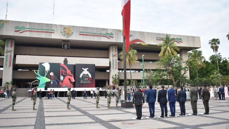 Autoridades rindieron honores a la Bandera durante la ceremonia por el 213 aniversario de la Independencia de México.