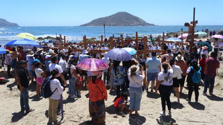 Feligreses del Templo San Judas Tadeo viven el Viacrucis de Jesús por la playa.