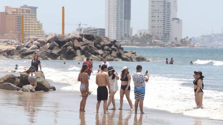 Miles disfrutan el último domingo de vacaciones en Mazatlán