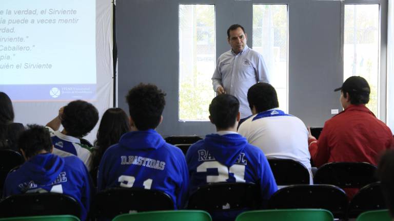 Los alumnos participan en diversas charlas en la Primera Feria de Universidades del Instituto Senda del Río.