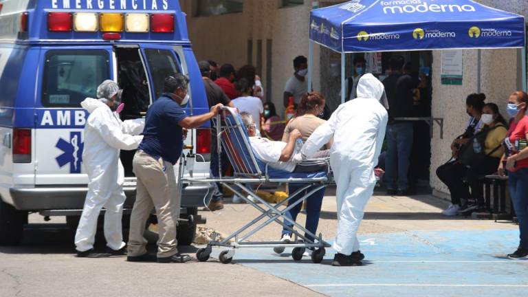 Pacientes con Covid-19 llegan al hospital del IMSS en Mazatlán.