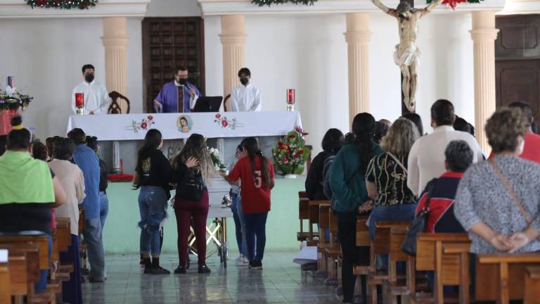Familiares y amigos despiden a Valentina, la adolescente asesinada en Mazatlán
