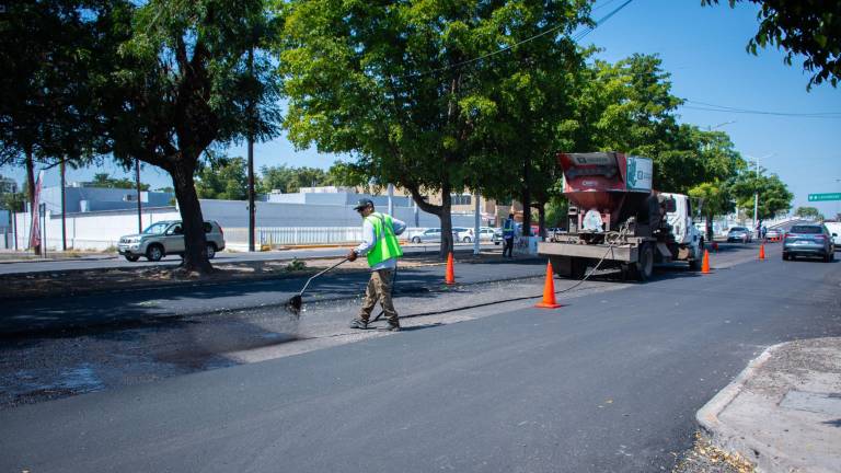 Personal del Gobierno de Culiacán realiza trabajos de reencarpetado en varias vialidades.