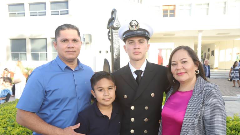 Luis Fernando Montes de Oca Flores entre sus padres, José Luis Montes de Oca y Sandra Liliana Flores, y su hermano, José Ángel.