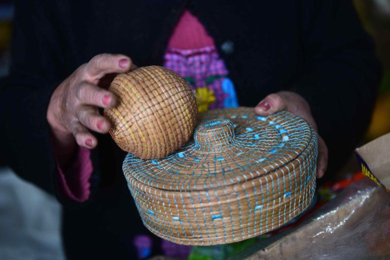 $!El bosque también permite realizar artesanías y tener otra fuente de ingreso.